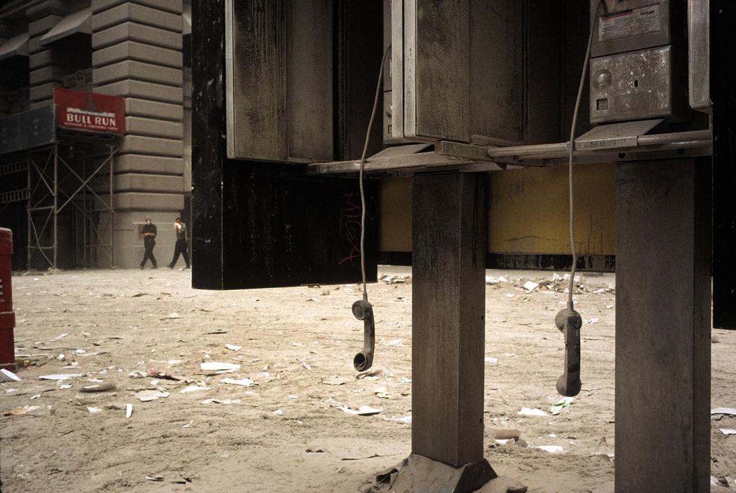EE.UU. Ciudad de Nueva York. 11 de septiembre de 2001. Teléfonos abandonados en el Distrito Financiero. – foto de Alex Webb