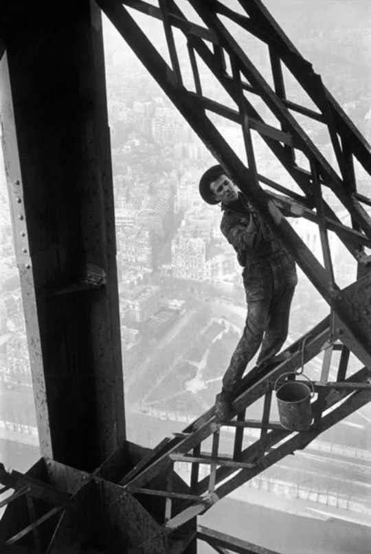 Zazou, el pintor de la Torre Eiffel, 1953 - © Marc Riboud / Magnum Photos