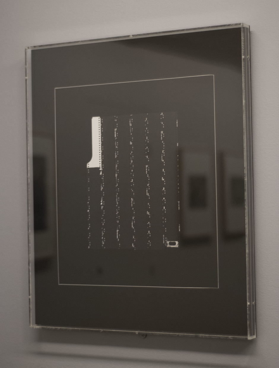 "Fin de los controles"1972, Ugo Mulas, y los reflejos de sus otras fotografías expuestas en la Fundación Cartier-Bresson. Créditos: Mégane De Amorim