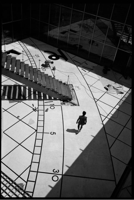Gran Arco de la Défense, 1989 - © Martine Franck / Magnum Photos