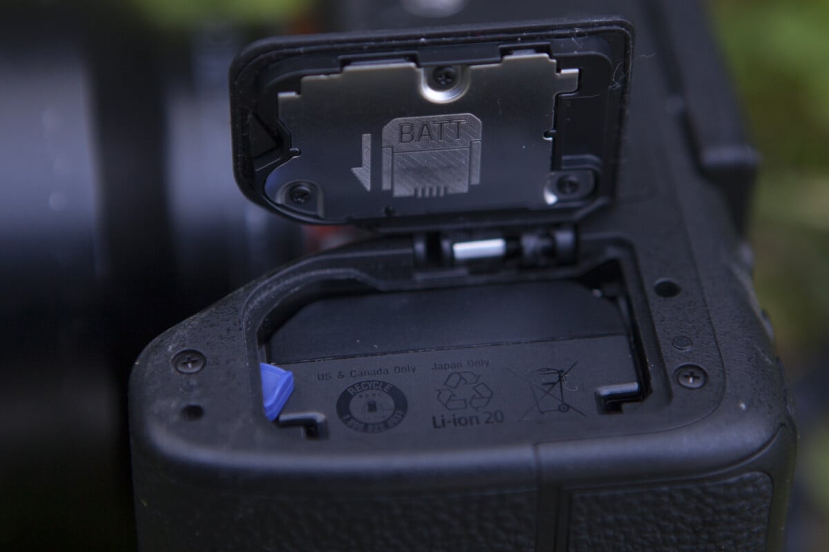 La ubicación de la batería del Sony A7R V
