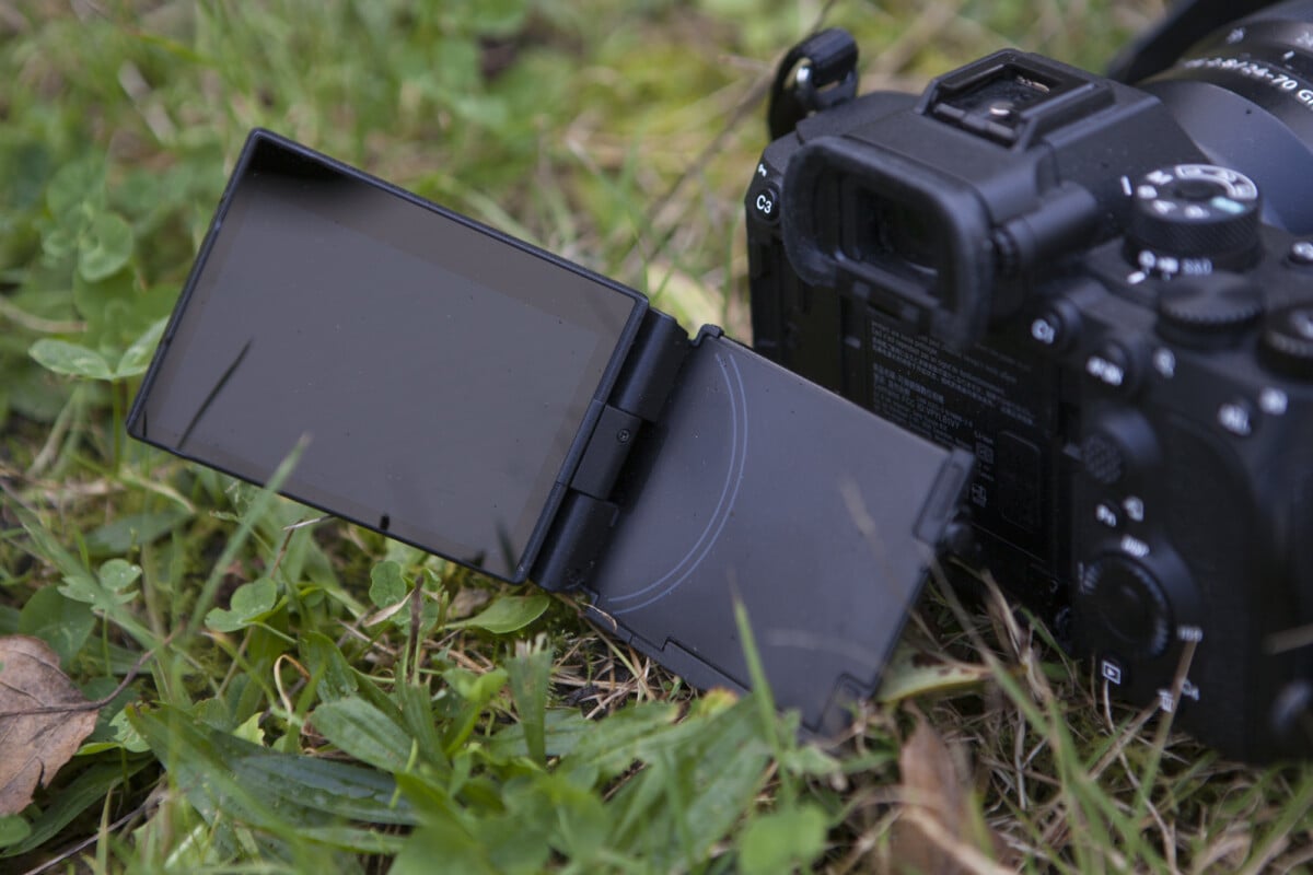 La pantalla ajustable y reclinable del Sony A7R V