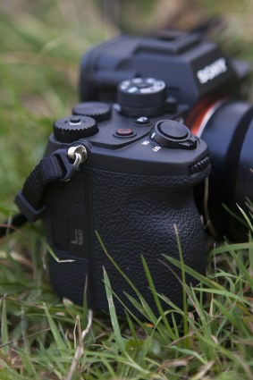 Los controles sobre el mango del Sony A7R V