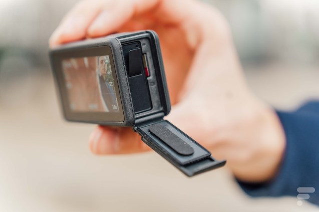 La trampilla que alberga la batería extraíble y la ranura microSD // Fuente: Anthony Wonner – Camera-fotografica