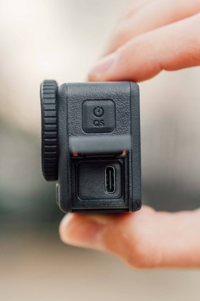 La segunda trampilla solo oculta el puerto USB-C // Fuente: Anthony Wonner – Camera-fotografica