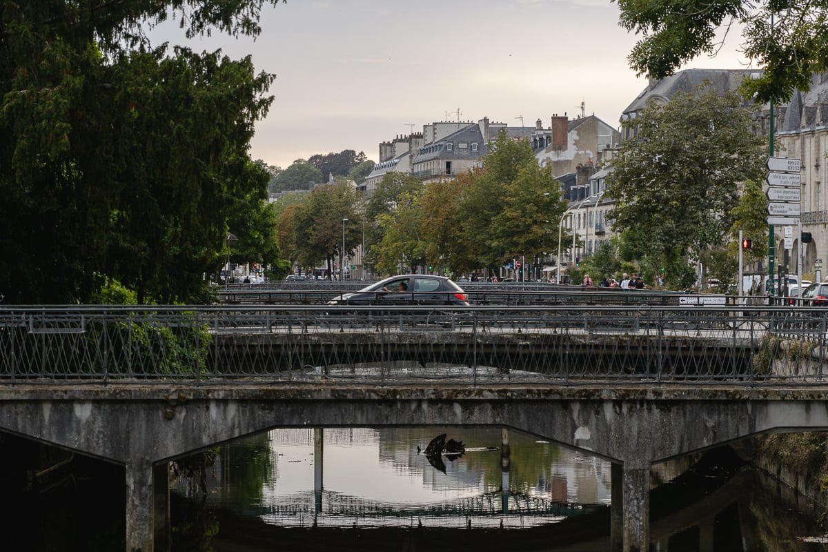 coche en un puente