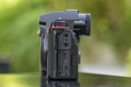 Conectores del Panasonic Lumix G9 II © Théo Toyer para Camera-fotografica