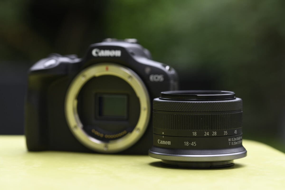 La lente de 18-45 mm suministrada en el kit con el barril EOS R100