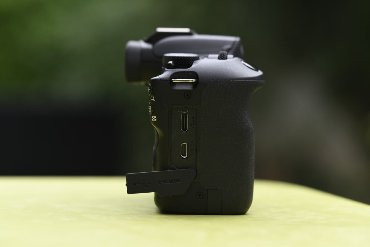 Los enchufes USB y HDMI del Canon EOS R100