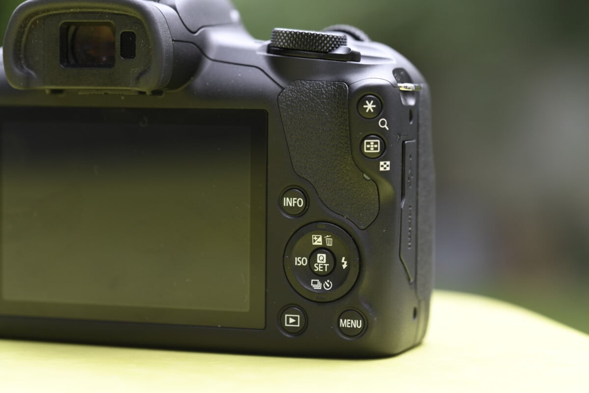 El trébol del Canon EOS R100