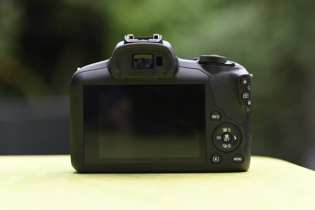 La pantalla fija y no táctil del Canon EOS R100