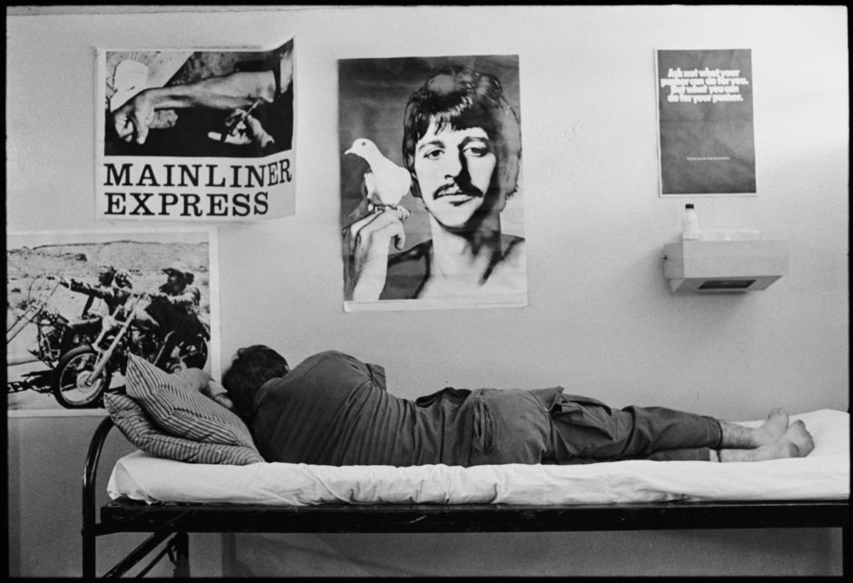 © Bruno Barbey - Fotos Magnum - "Vietnam del Sur, ciudad de Phucat: el problema de las drogas con los soldados estadounidenses en Vietnam. En una casa de Amnistía donde un adicto recibe primeros auxilios, 1971"