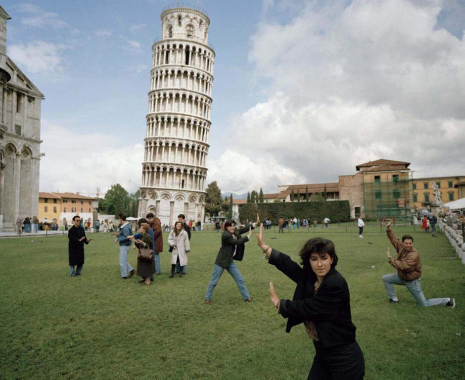 © Martin Parr - Fotos Magnum - "Italia, Pisa, la torre inclinada de Pisa, desde "Pequeño mundo"1990"