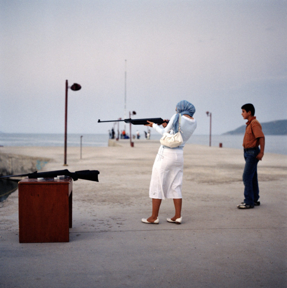 © Olivia Arthur - Fotos Magnum - "Turquía, Bitlis, Songul es un profesor que trabaja en la ciudad de Van, en el este de Turquía. Unos años antes, dejó su ciudad natal de Bitlis para ir a la universidad en la ciudad. ella dice que siempre supo que tenía que alejarse de la naturaleza conservadora de la comunidad, 2006"
