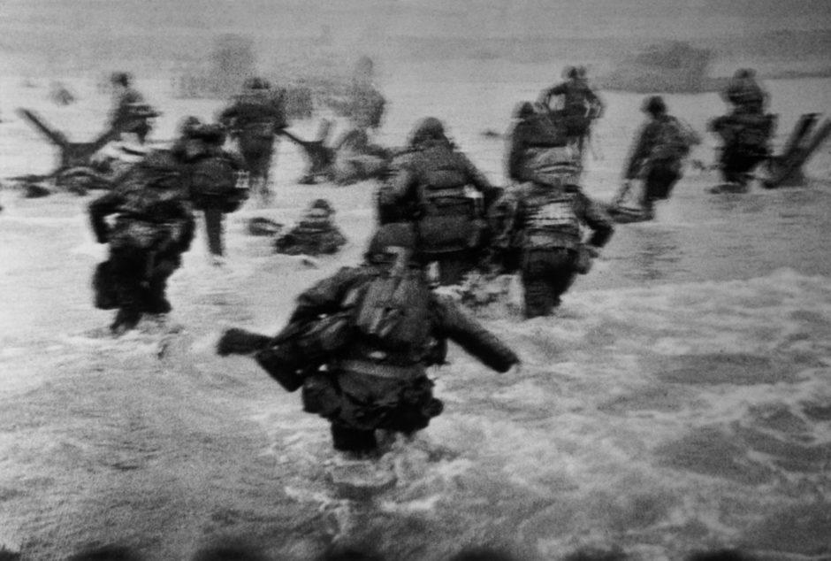 Robert Capa - Fotos Magnum - "Francia, Normandía, Segunda Guerra Mundial. Operación OVERLORD - Omaha Beach - 6 de junio de 1944 - La primera oleada de tropas estadounidenses aterriza al amanecer."